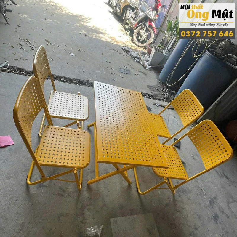 bàn ghế cafe xếp gọn mắt lưới sắt cnc màu vàng