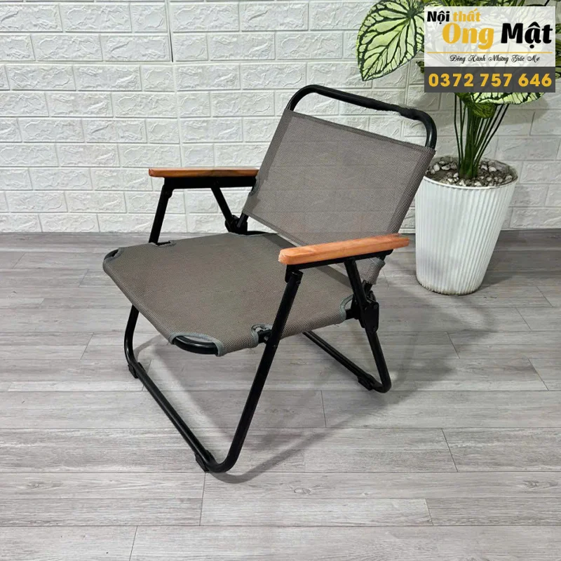 Bàn ghế cafe xếp gọn sắt ống tròn tay vịn gỗ vải lưới màu nâu