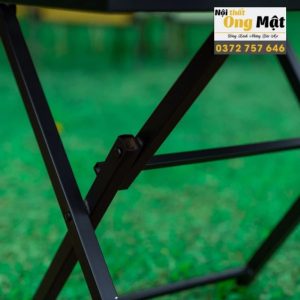 cận cảnh khung sườn của Bàn cafe gấp gọn sắt lỗ kim cương