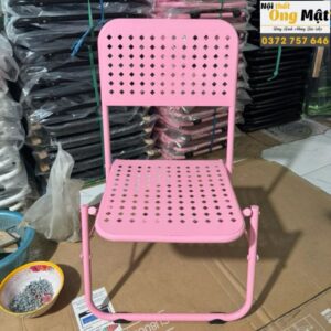 Ghế màu hồng cho quán cà phê sân vườn