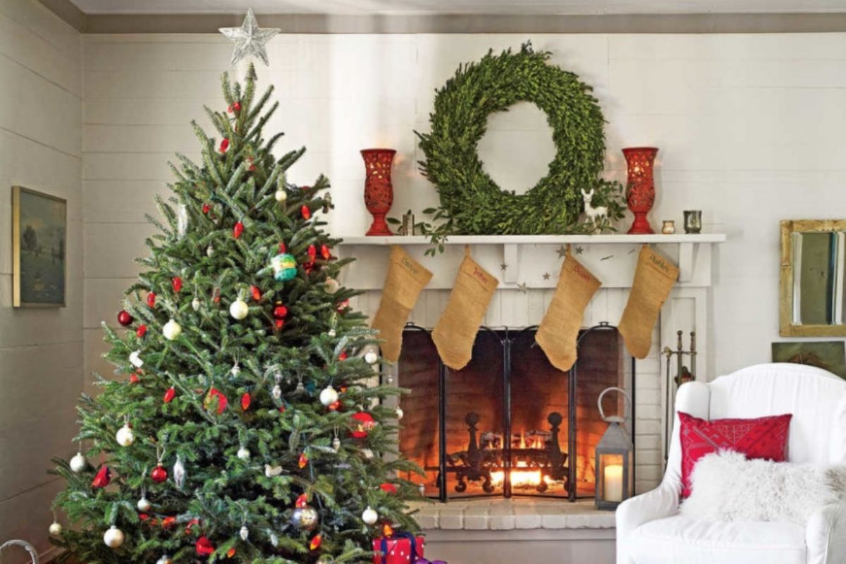 Trang trí noel bằng cây thông phong cách tối giản