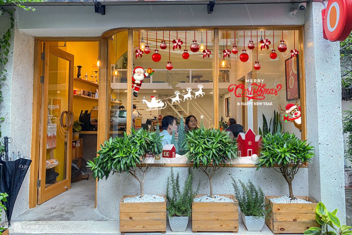 Dán decal Noel trên cửa kính